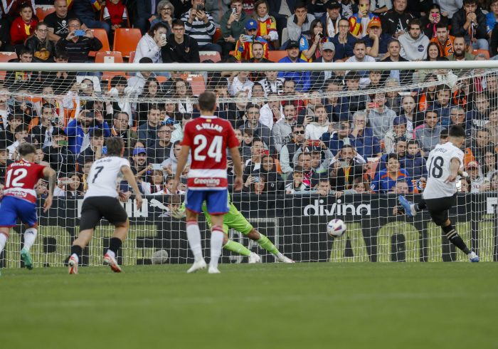 El Valencia mastica la victoria en un partido crudo con el Granada