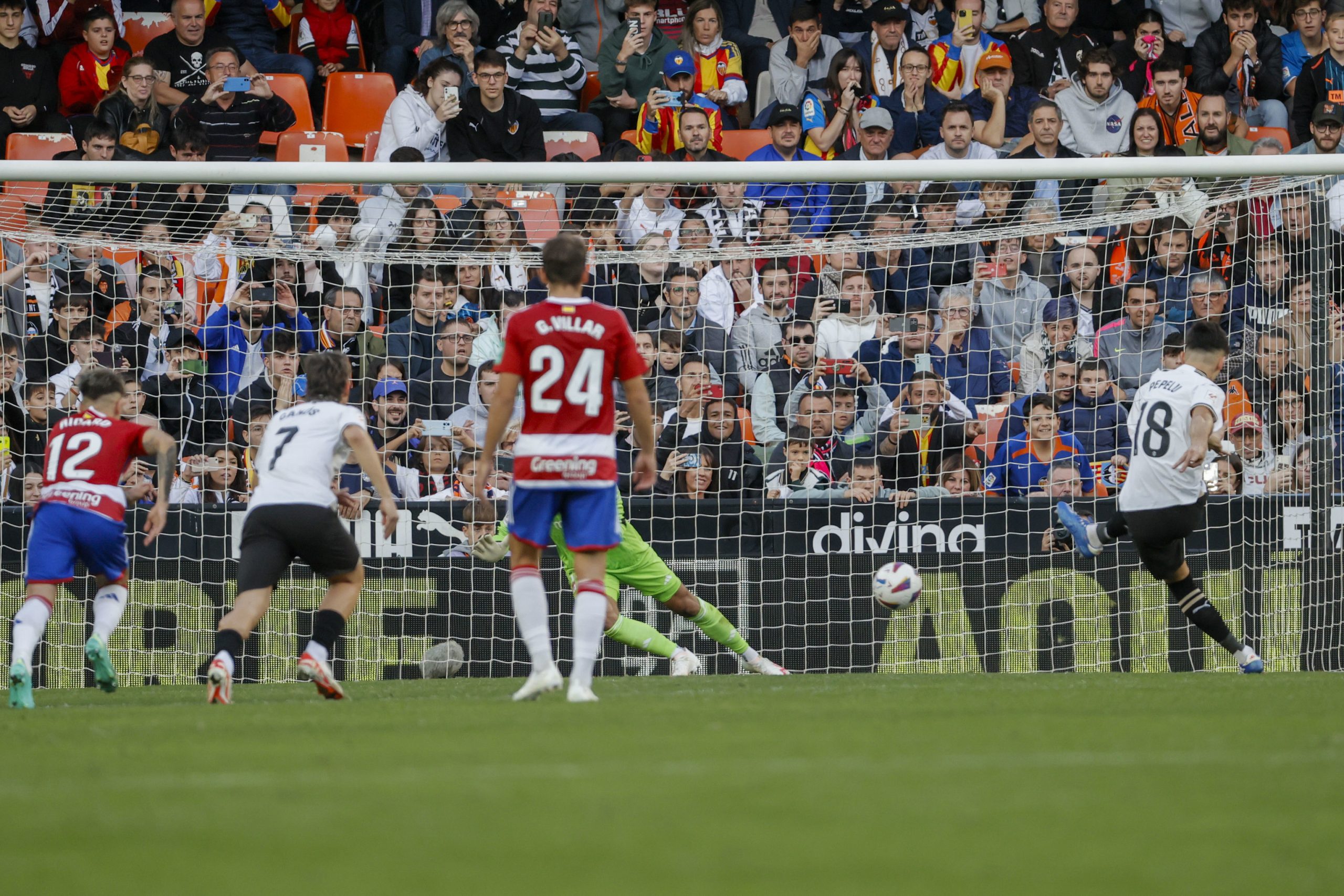 El Valencia mastica la victoria en un partido crudo con el Granada