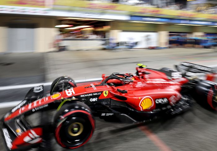 Fernando Alonso se cuela en la fiesta y Carlos Sainz, fuera en la Q1, carga contra Ferrari