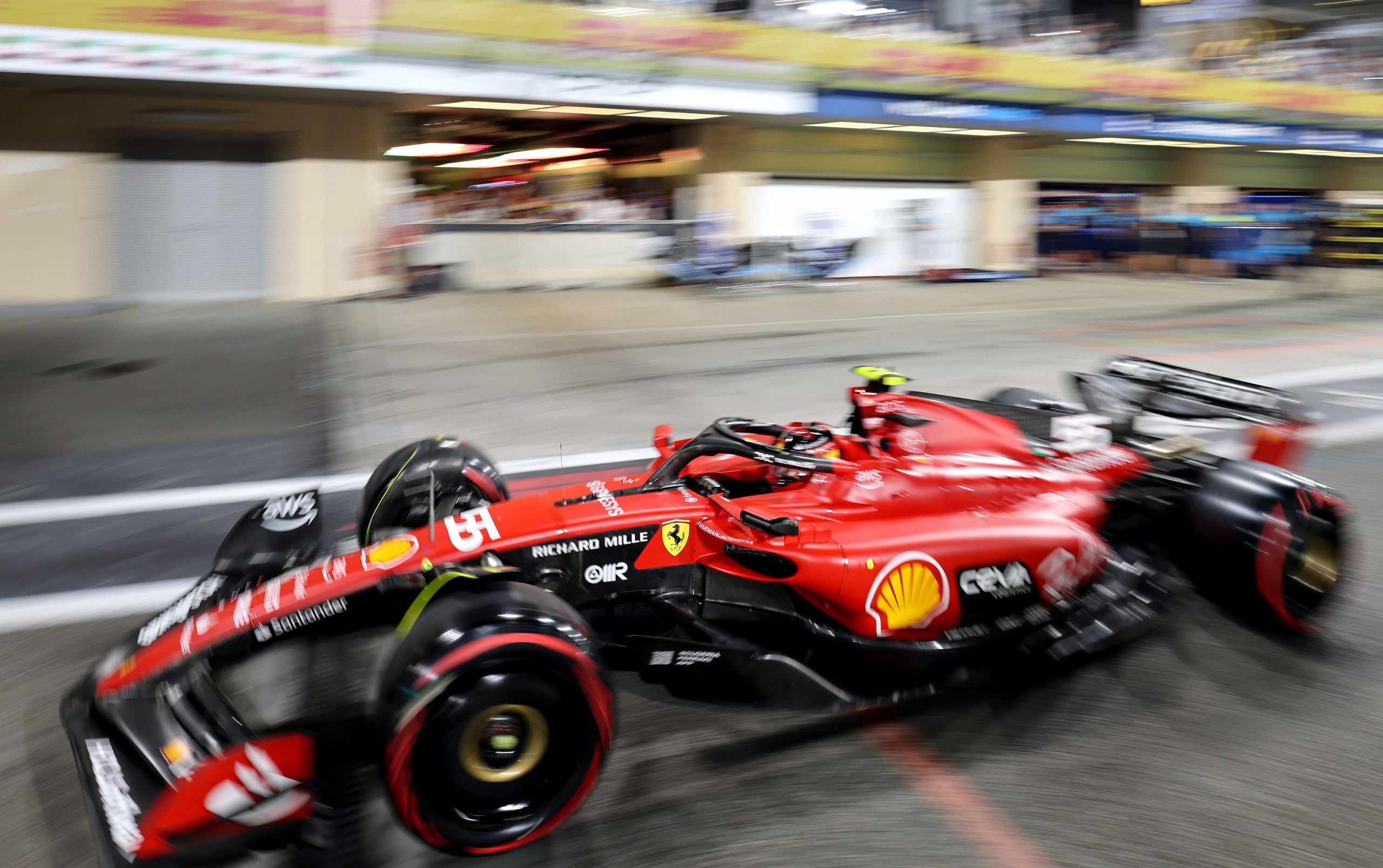 Fernando Alonso se cuela en la fiesta y Carlos Sainz, fuera en la Q1, carga contra Ferrari