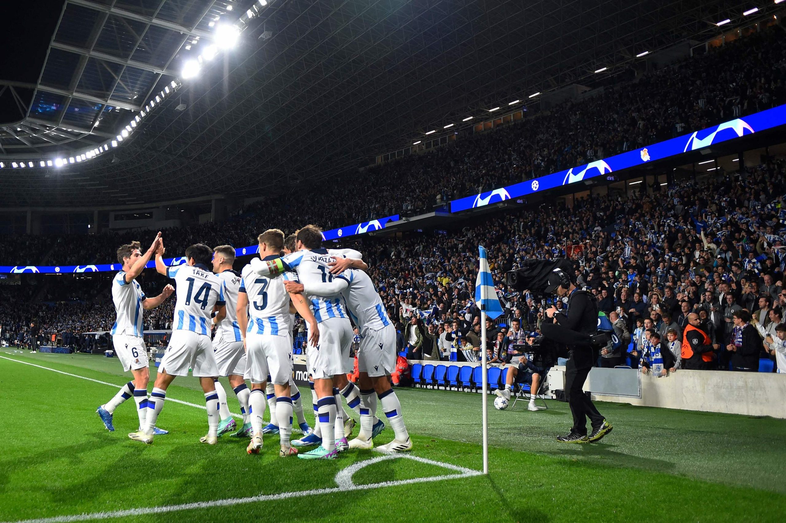 La Real Sociedad liquida al Benfica en 20 minutos y pone un pie en octavos