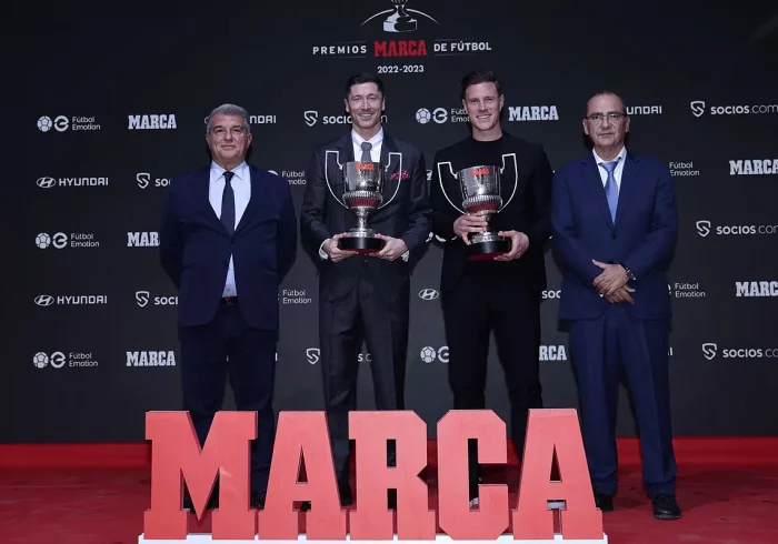 Lewandowski recibe el Premio Pichichi y Ter Stegen, los Trofeos Zamora y Di StÃ©fano en los Premios Marca