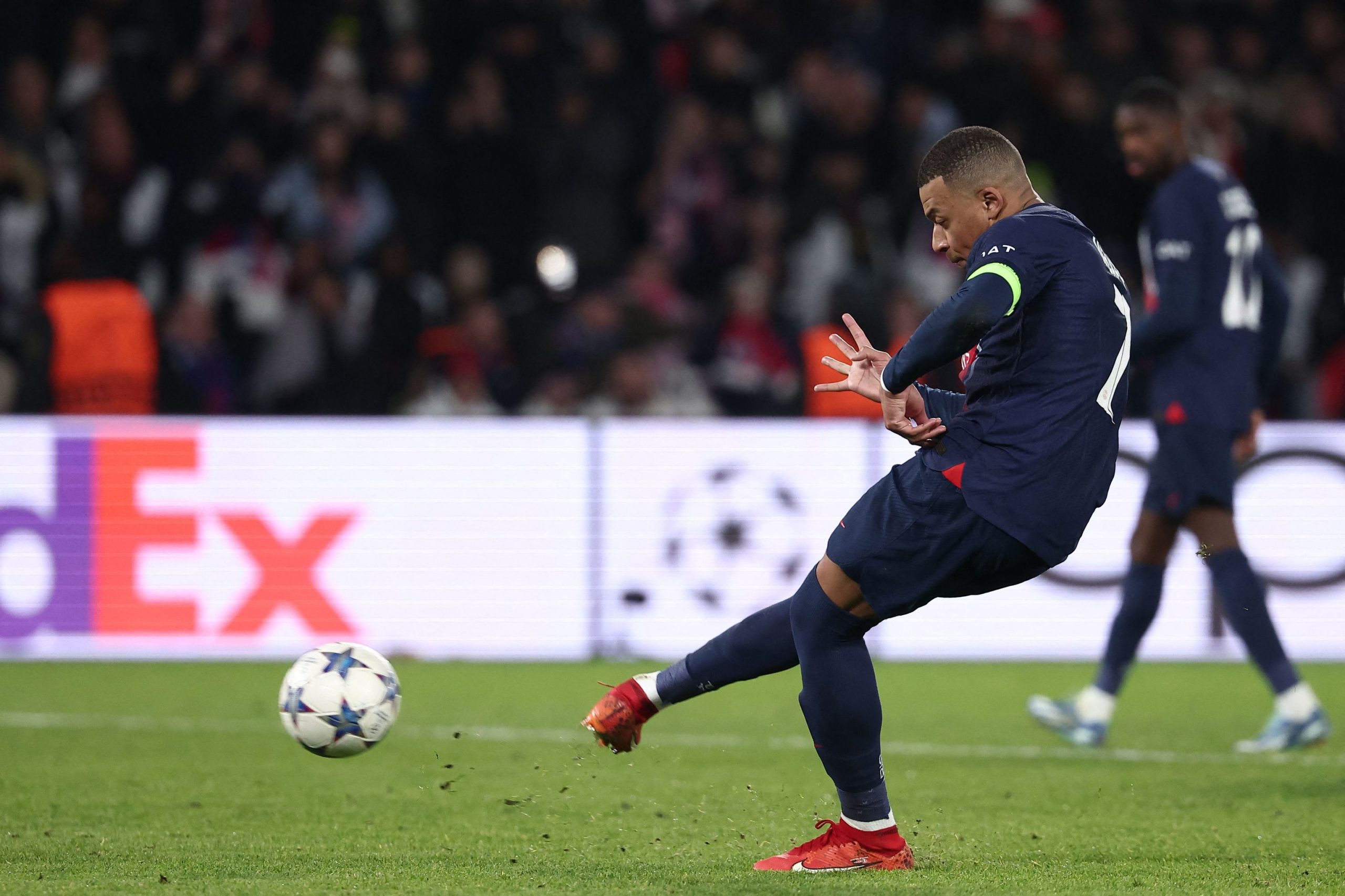 MbappÃ©, de penalti en el descuento, evita la catÃ¡strofe del PSG