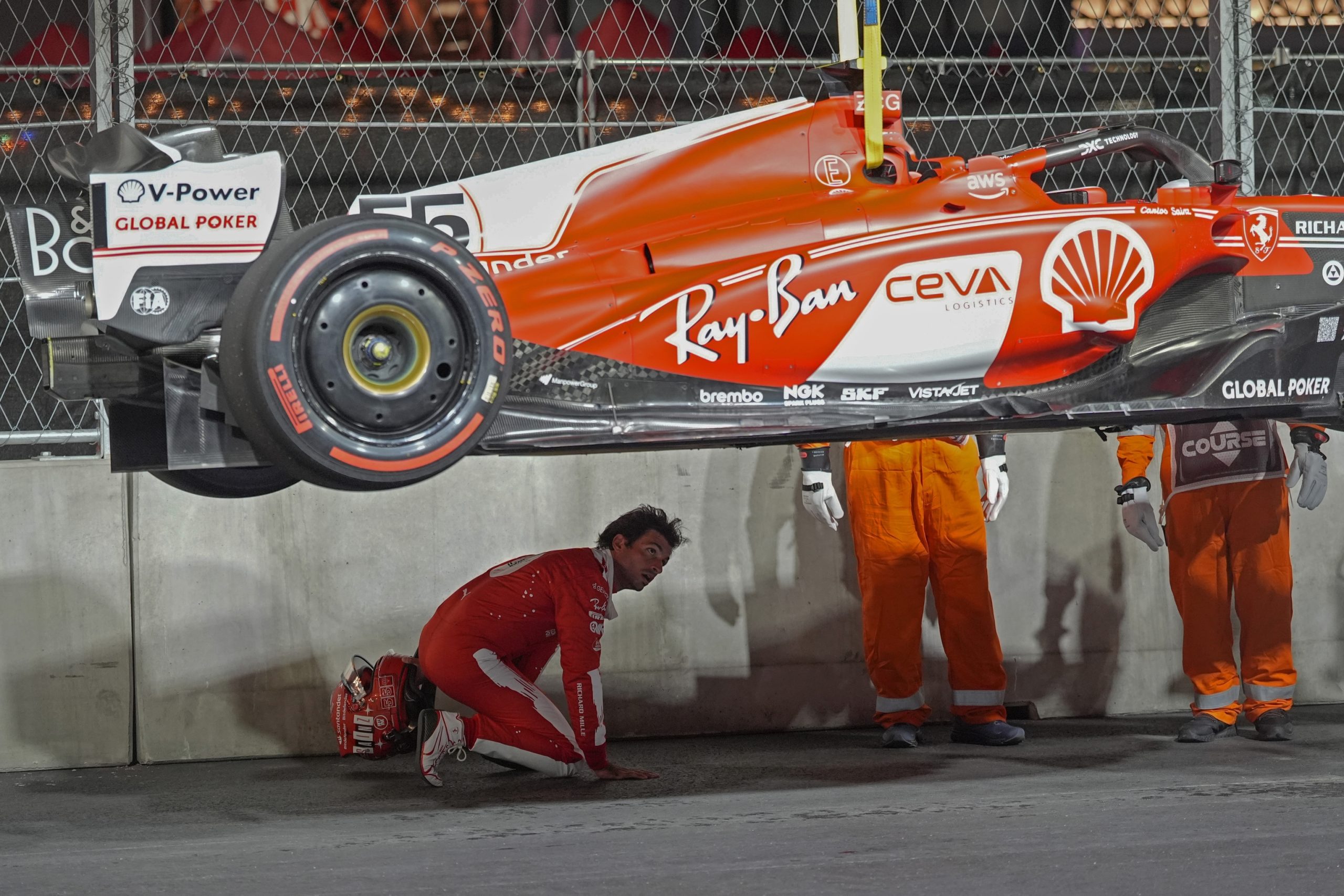 Se cancelan los libres en Las Vegas tras destrozar Carlos Sainz su Ferrari con una tapa de alcantarilla