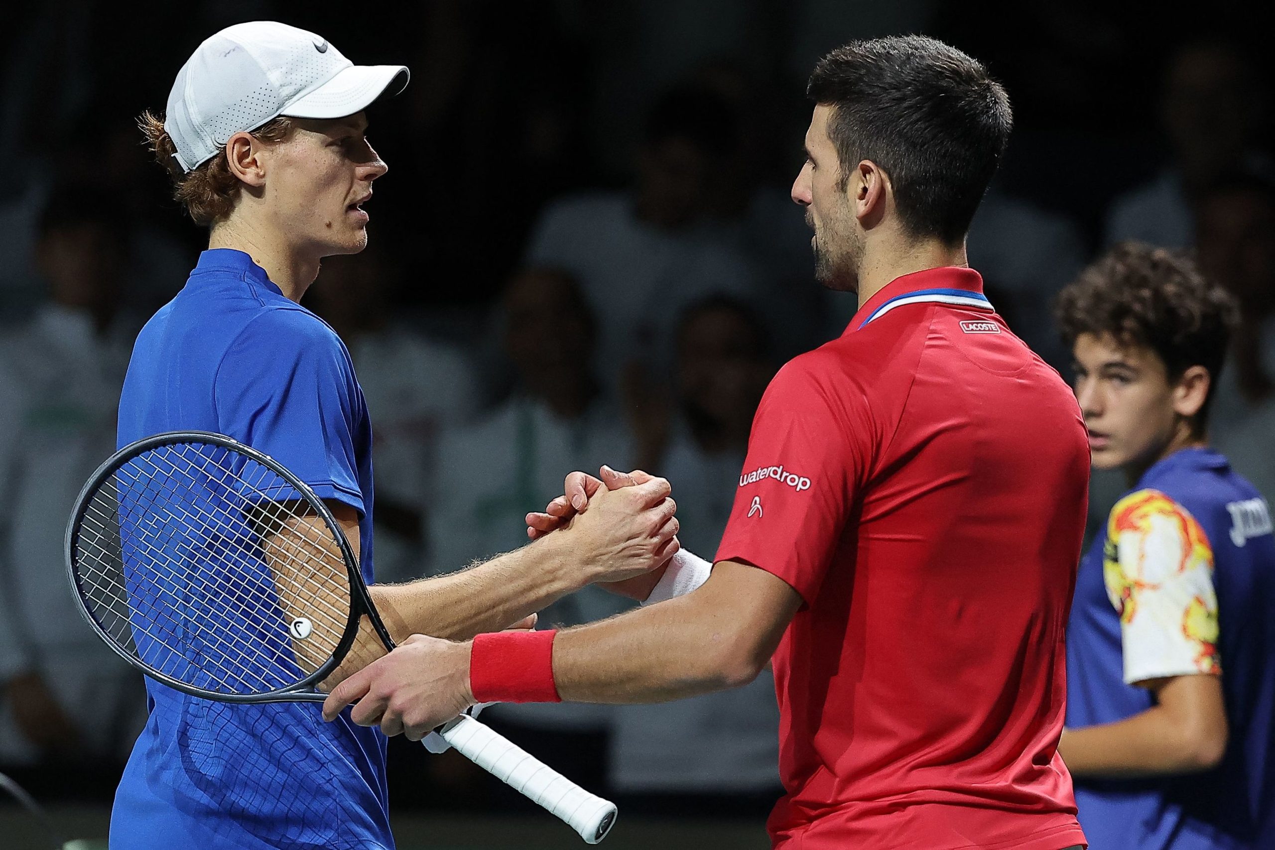 Sinner salva tres bolas de partido, gana a Djokovic por segunda vez en 9 dÃ­as y mantiene viva a Italia