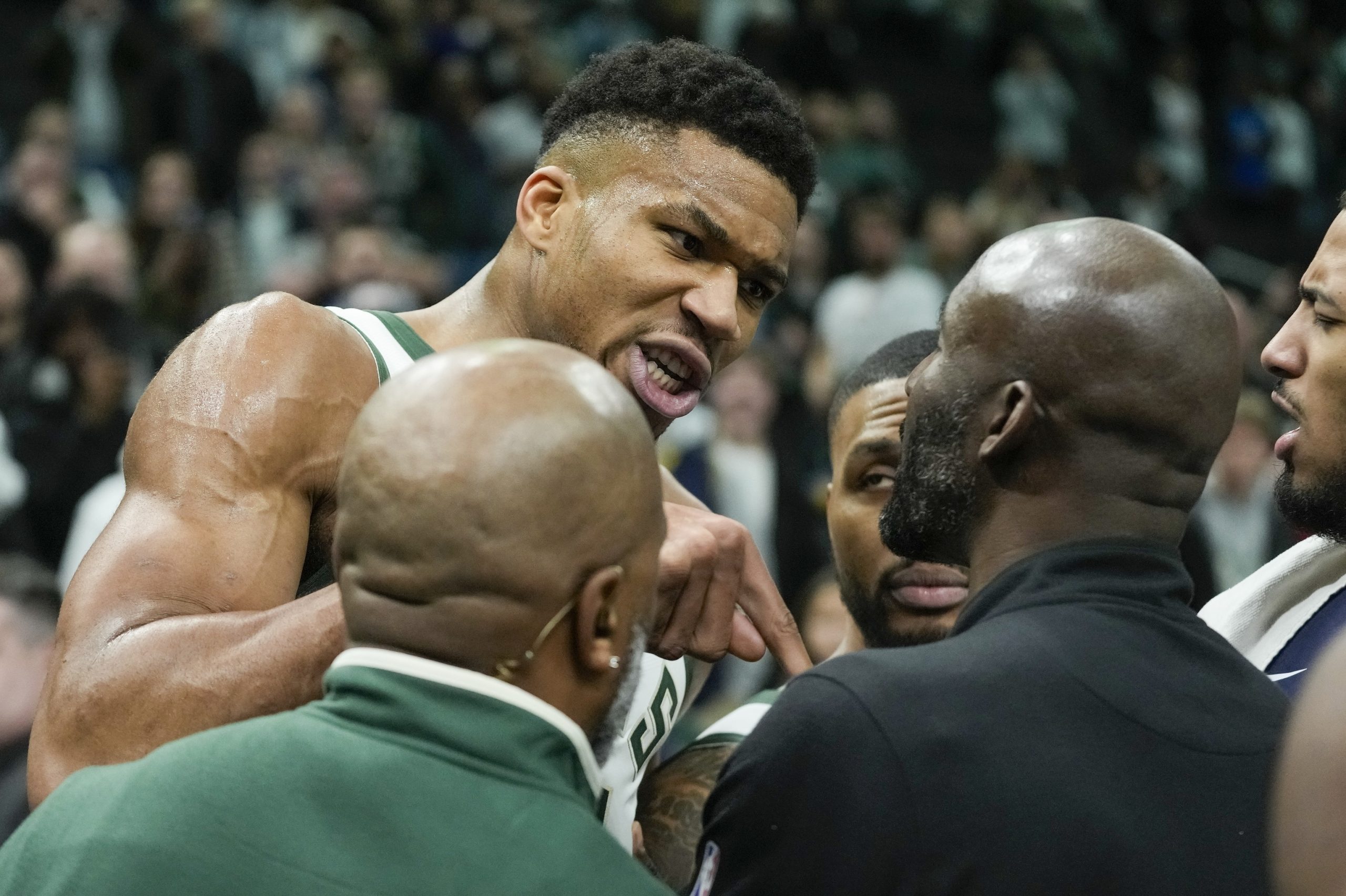 A la NBA se le multiplican los lÃ­os: sanciÃ³n histÃ³rica a Green y cabreo de Antetokounmpo por no llevarse la pelota