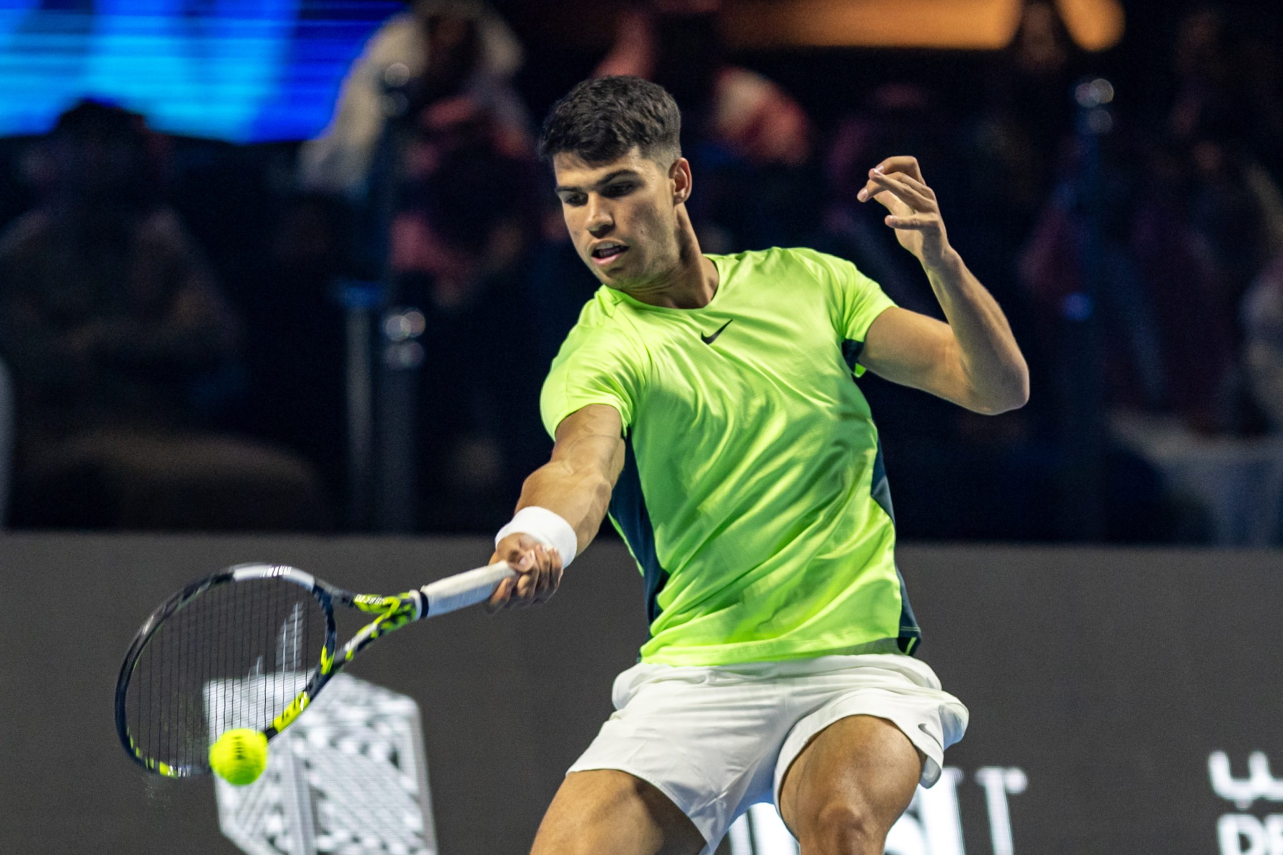 Alcaraz vence a Djokovic en la exhibiciÃ³n de Riad