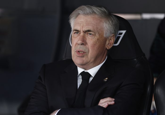 Ancelotti es perfil Madrid: ceja, chaleco y Champions