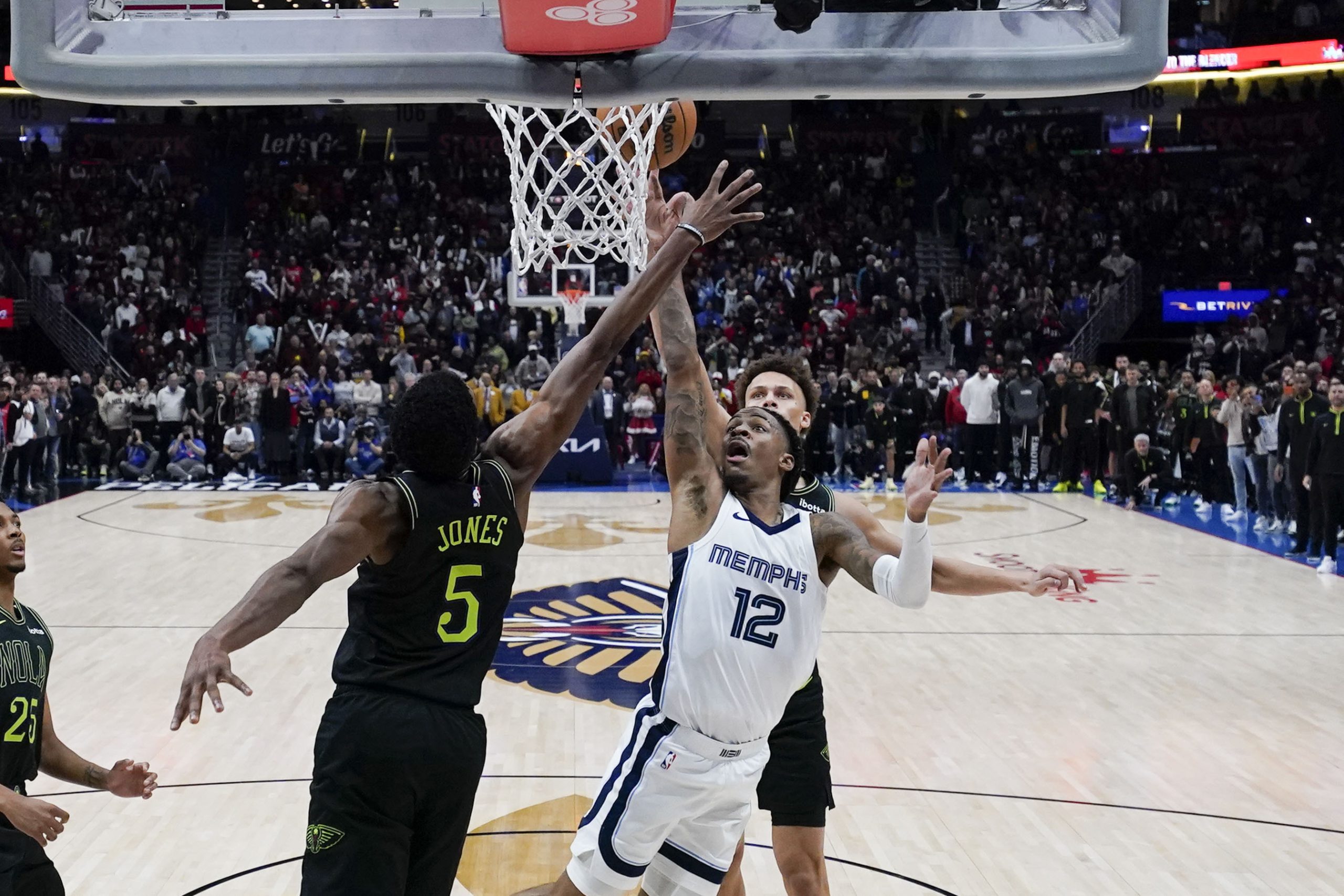 Morant da el triunfo sobre la bocina a los Grizzlies en un regreso memorable tras 25 partidos de sanciÃ³n por sus problemas con las armas