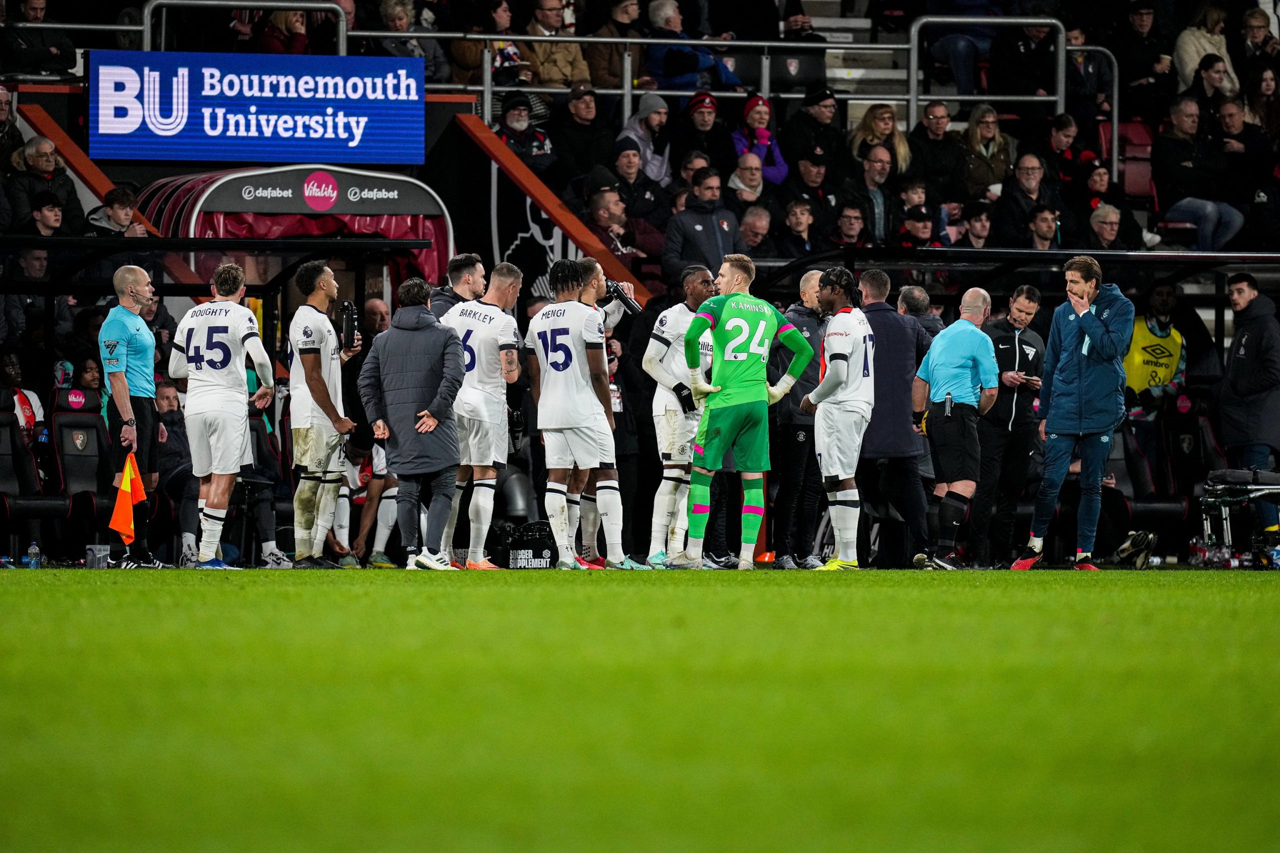 Tom Lockyer, capitÃ¡n del Luton, se desploma en pleno partido ante el Bournemouth