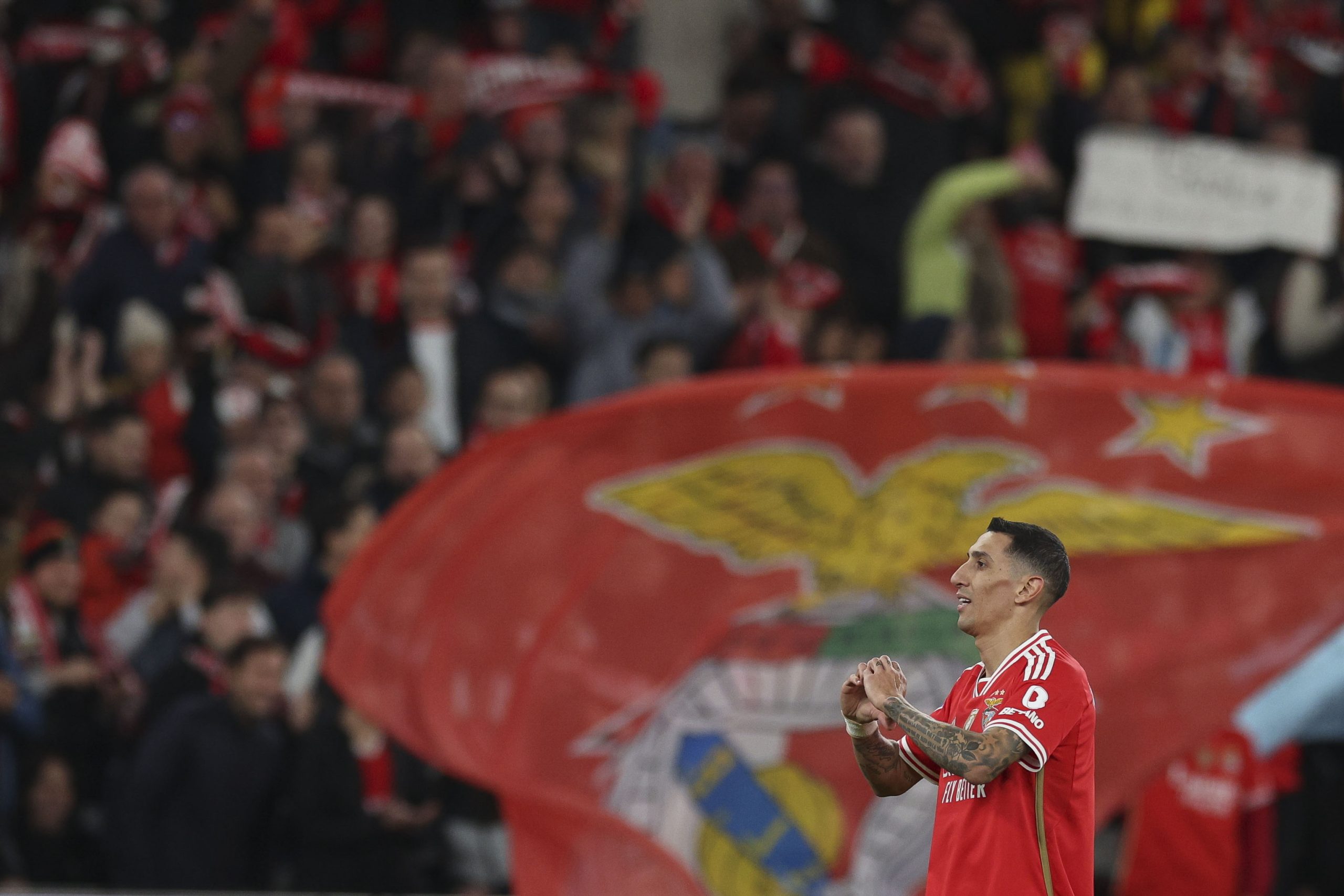 Un aficionado acuchilla a otro en el estadio durante un partido del Benfica