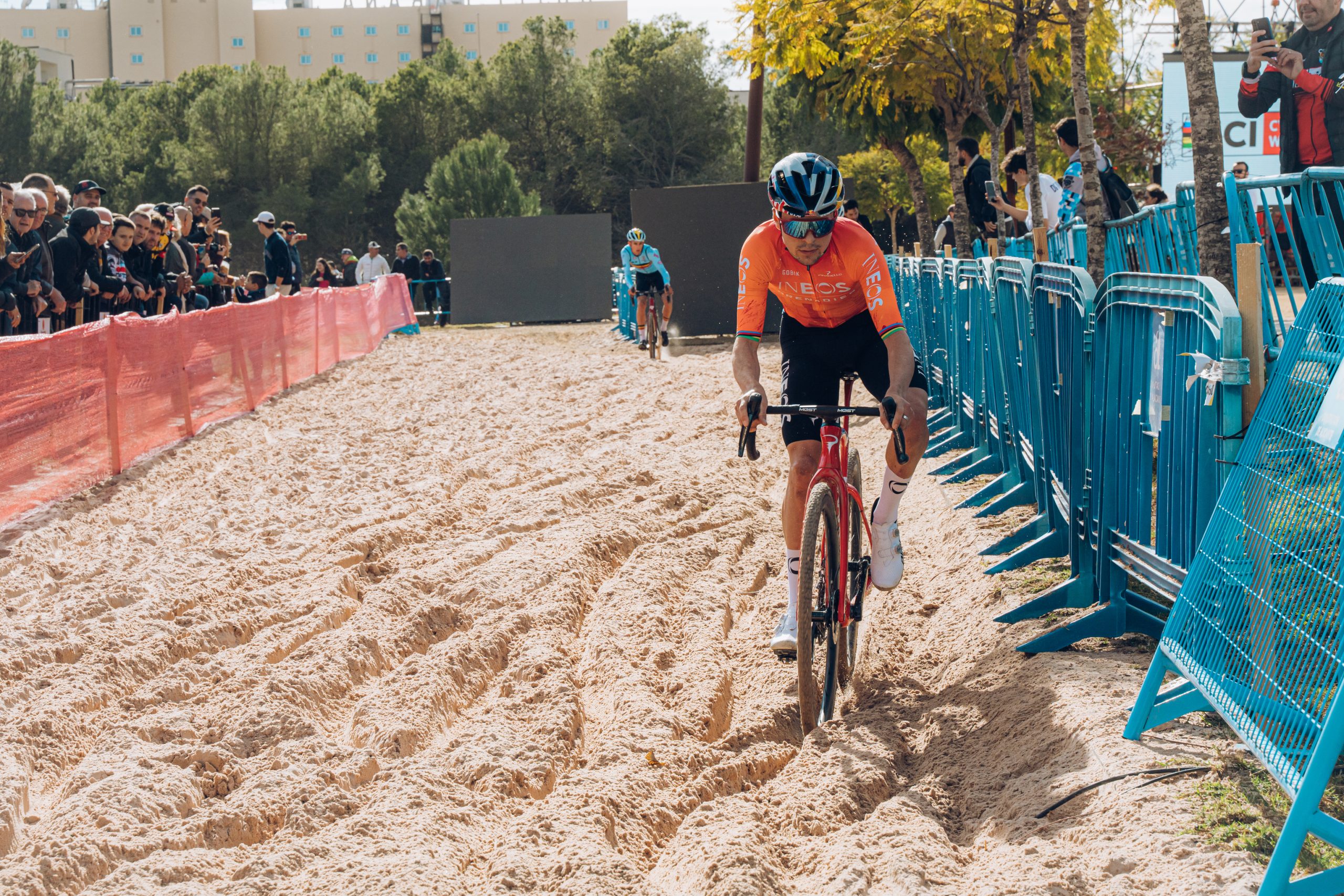 CaÃ­das, averÃ­as, remontadas y un triunfo sin sillÃ­n: Van Aert vence a Van der Poel en el caos de Benidorm