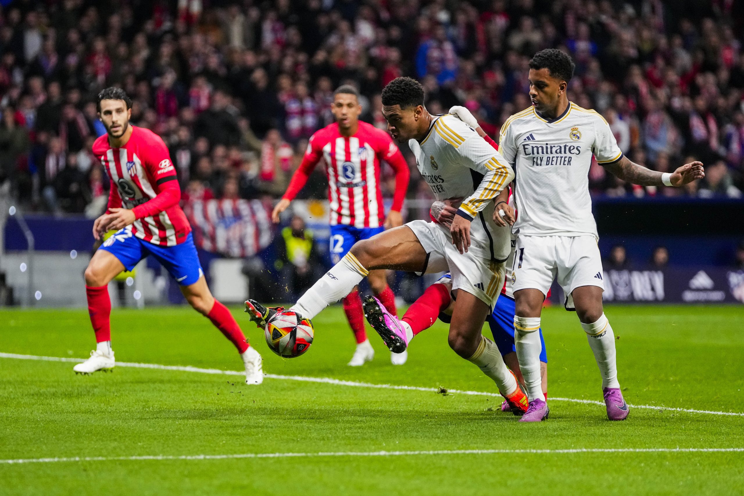 El AtlÃ©tico culmina su revancha en un derbi intenso y bronco