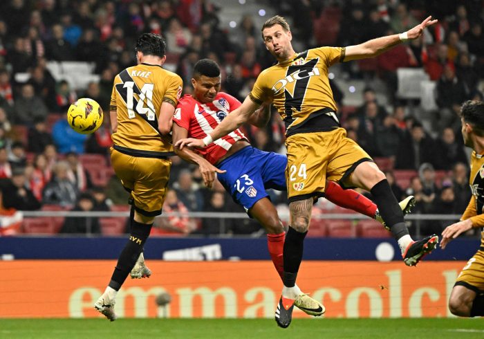 El AtlÃ©tico juega con fuego ante el Rayo, pero Memphis lo apaga al final