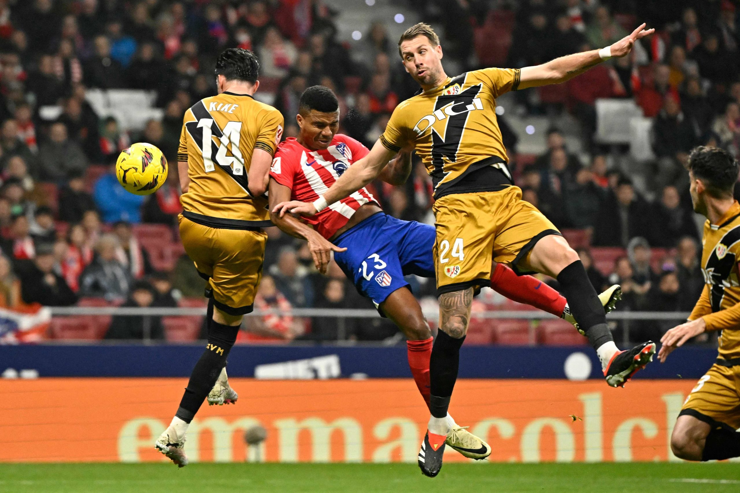 El AtlÃ©tico juega con fuego ante el Rayo, pero Memphis lo apaga al final