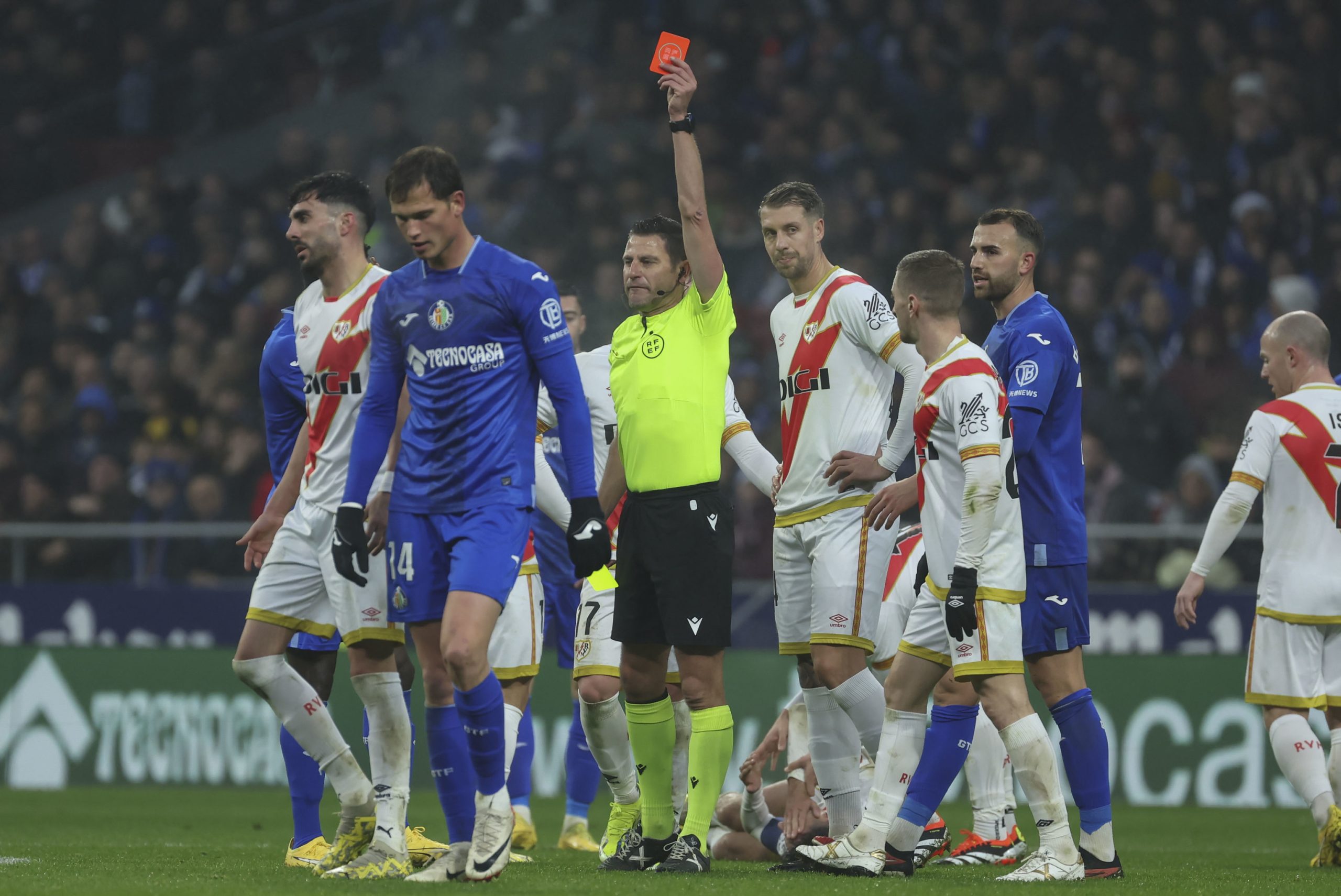 El Getafe, con tres expulsados, cae ante el Rayo en su destierro del Metropolitano