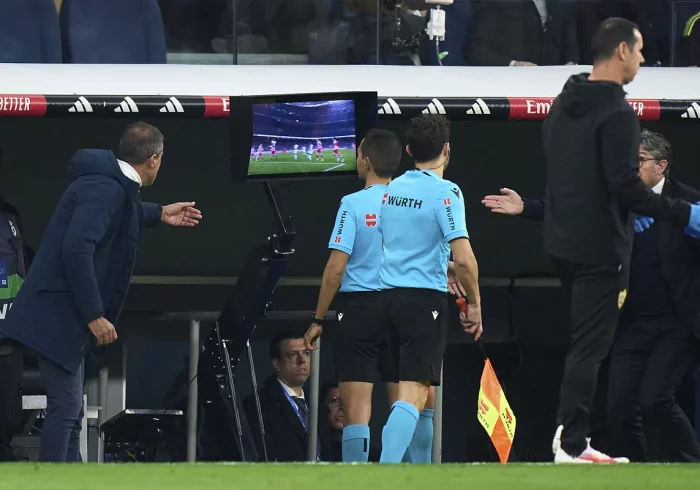 Penalti, falta en ataque y no hay mano, los audios del VAR en el Madrid - AlmerÃ­a: "Perfecto, le da con el hombro y es gol vÃ¡lido"