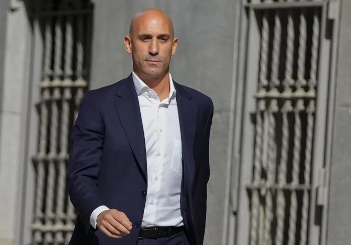 Rubiales pide al juez que archive la causa por el beso a Jenni Hermoso: "NingÃºn agresor sexual pregunta a la vÃ­ctima antes"