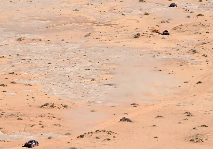 Sainz salva el liderato del Dakar a falta de dos jornadas pese a sufrir tres pinchazos