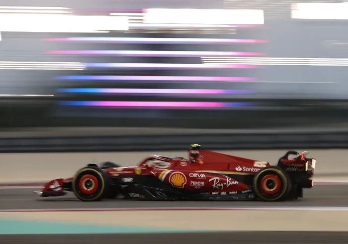 Carlos Sainz lidera la segunda jornada y una alcantarilla trunca el programa de Fernando Alonso