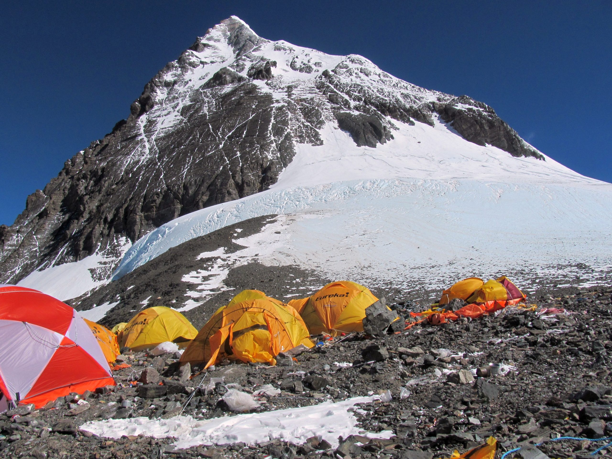 El grave problema de las heces en el Everest: "Es un baño gigante"