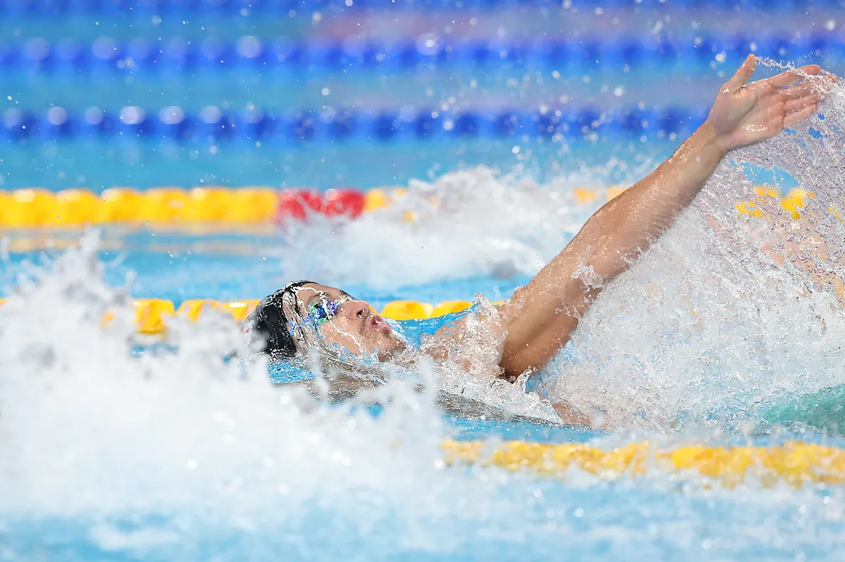 Hugo GonzÃ¡lez se cuelga el oro en los 200 metros espalda, completa el doblete mundial y se lanza hacia los Juegos de ParÃ­s
