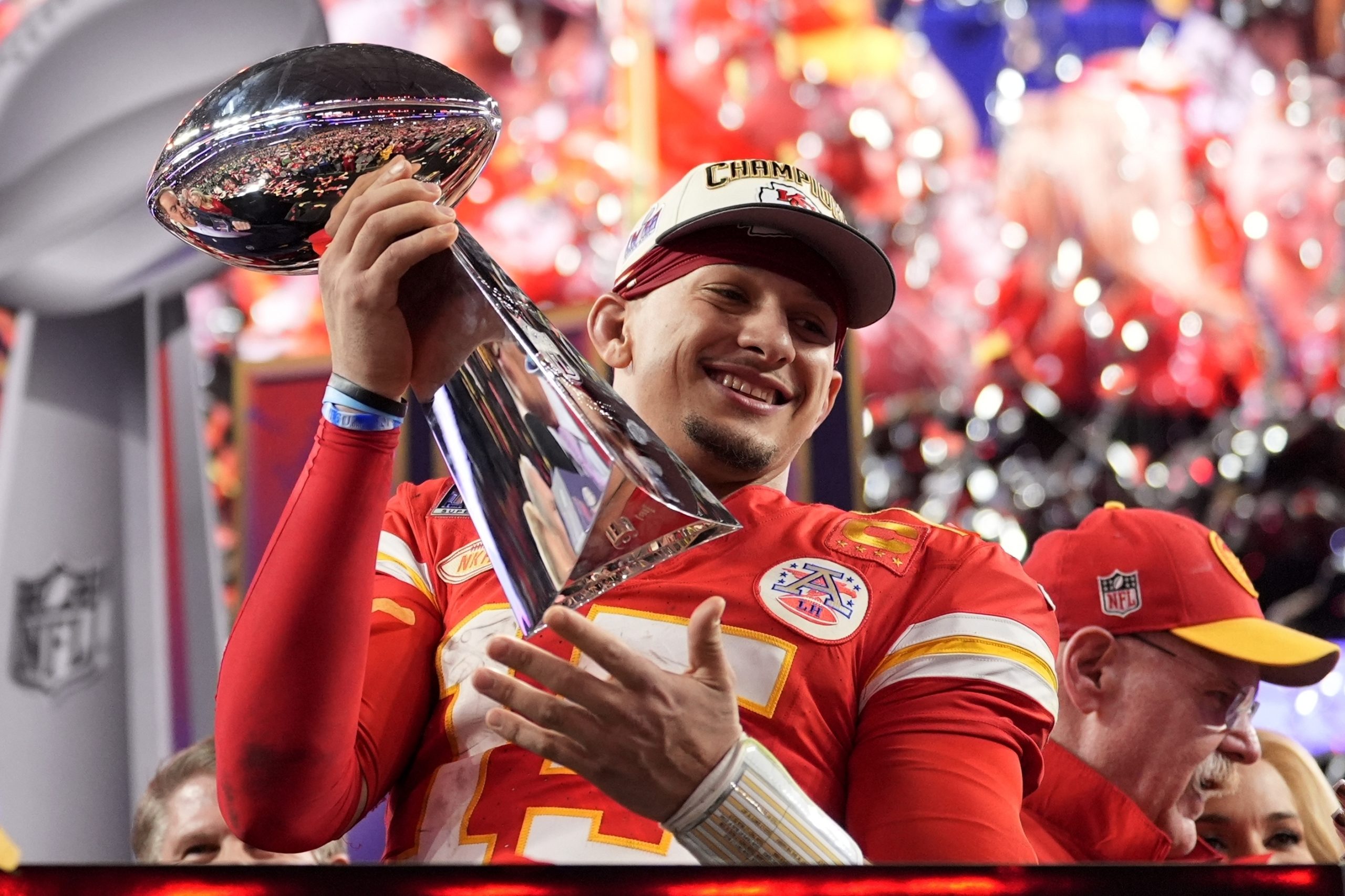 Los Kansas City Chiefs ganan la Super Bowl del caos: abucheos a Taylor Swift, su novio zarandea a su entrenador y Patrick Mahomes reina de nuevo