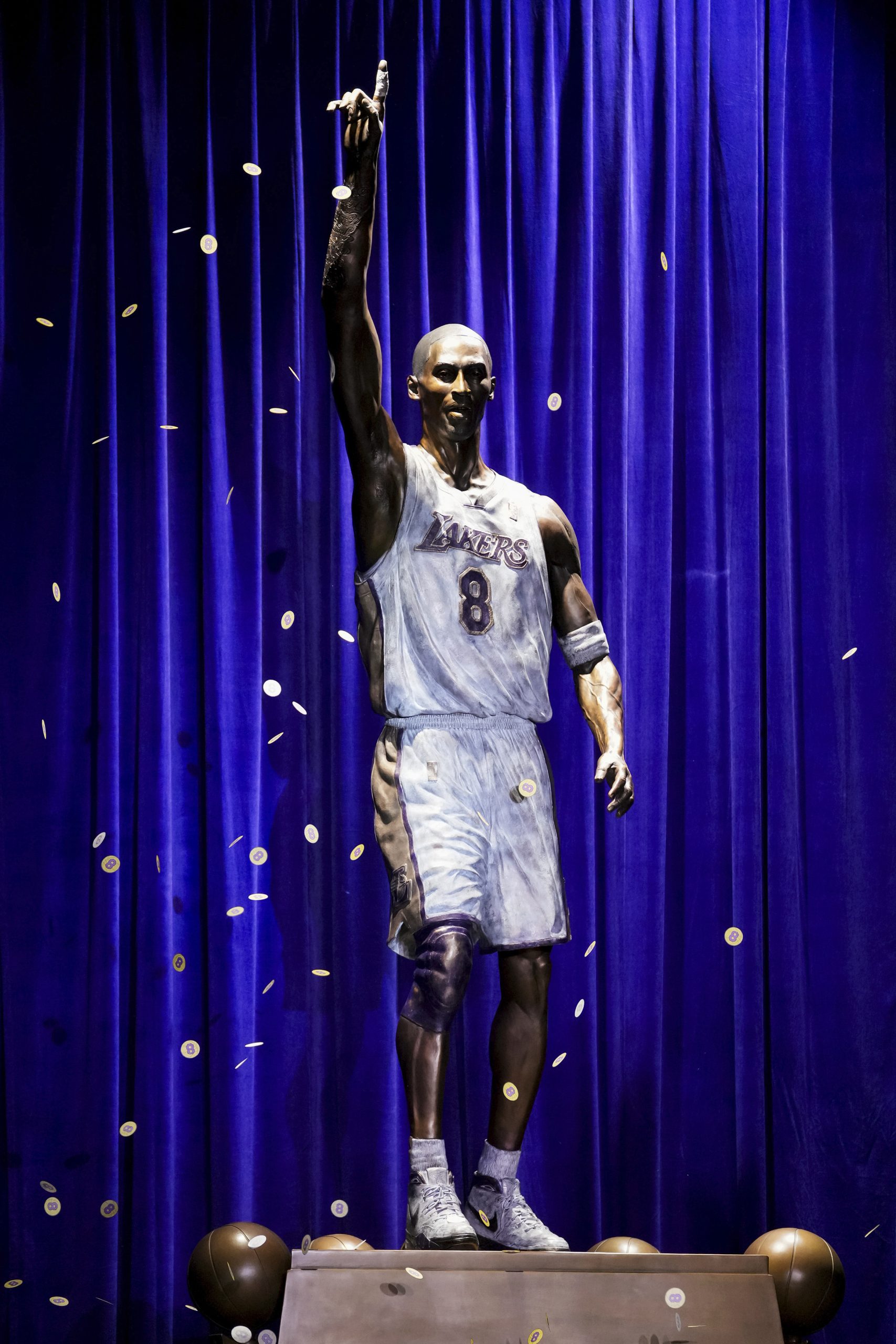 Los Lakers inauguran la estatua de Kobe Bryant
