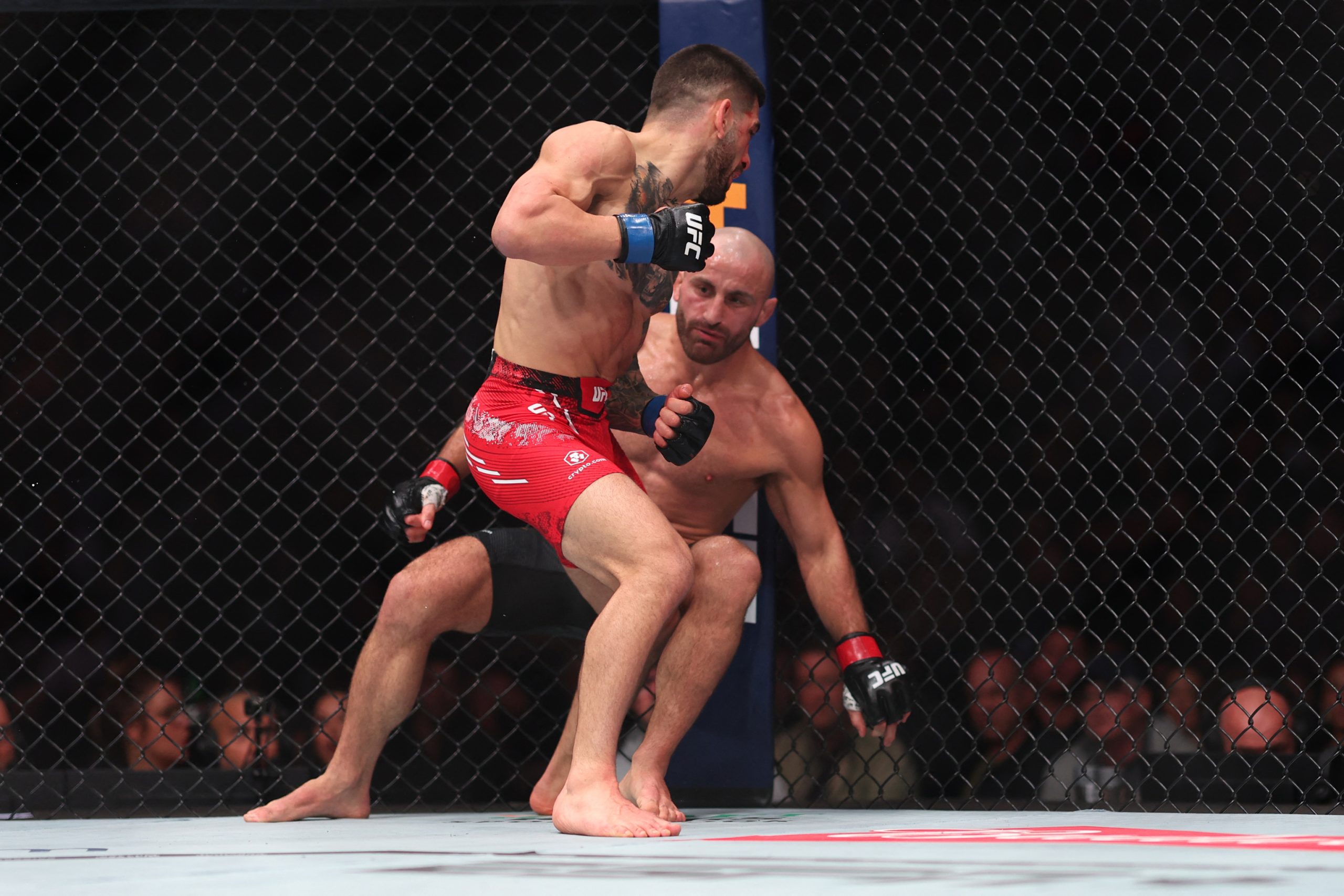 Topuria noquea a Volkanovski en el segundo asalto y se convierte en el primer campeÃ³n espaÃ±ol de la UFC