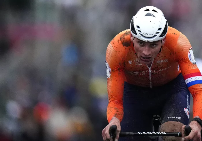 Van der Poel, magistral en el barro, conquista su sexto Mundial en ciclocross