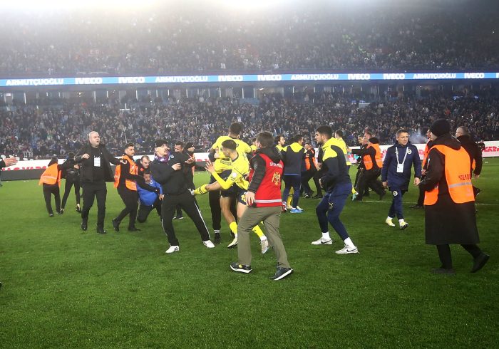 Batalla campal entre hinchas del Trabzonspor y los jugadores del Fenerbahçe tras celebrar su victoria por 2-3