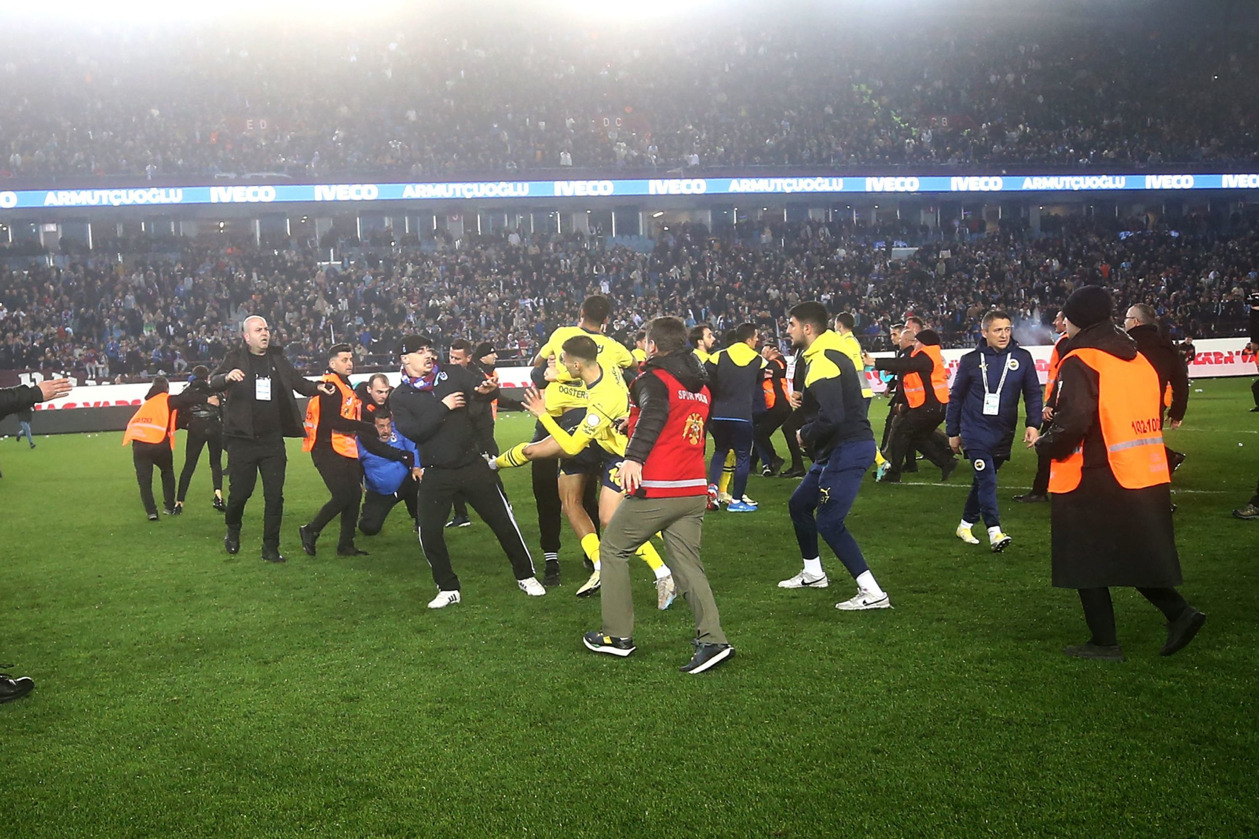 Batalla campal entre hinchas del Trabzonspor y los jugadores del Fenerbahçe tras celebrar su victoria por 2-3