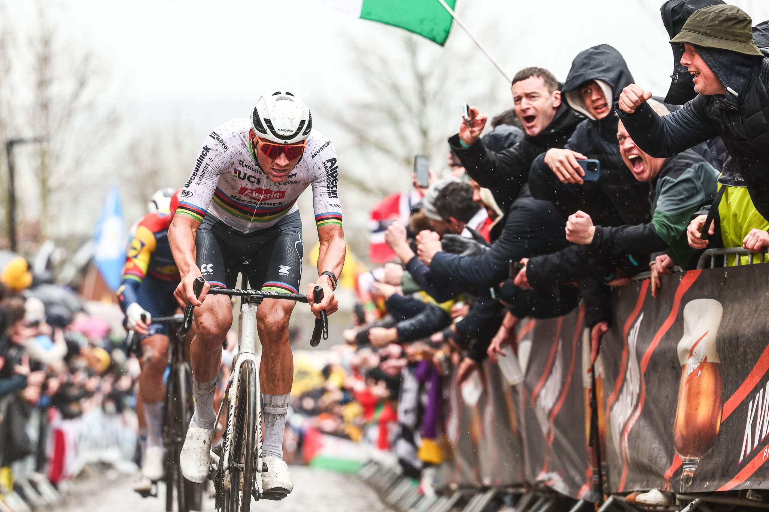 Donde todos echan pie a tierra, Van der Poel vuela: tercer triunfo en Flandes para entrar en la historia