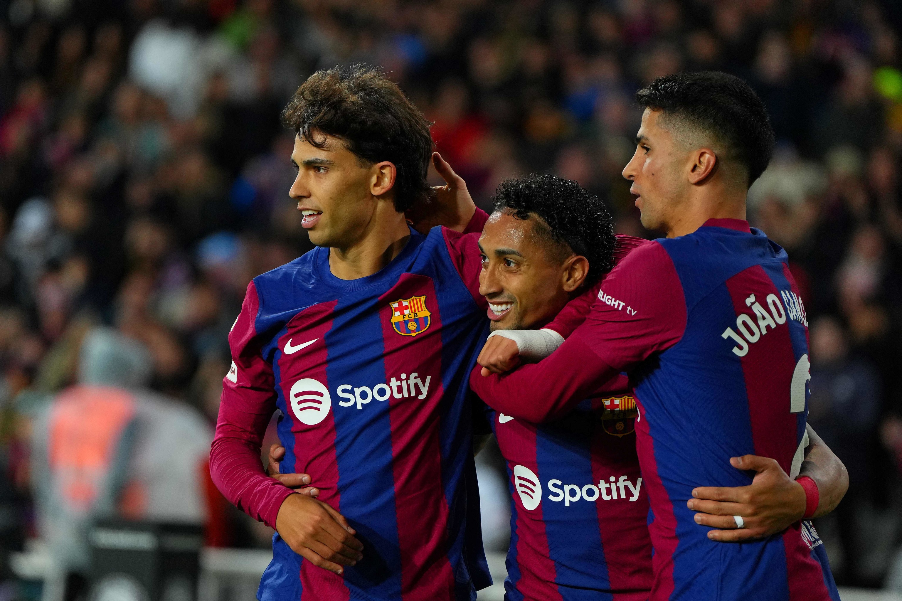 Joao Felix y Cancelo celebran con Raphinha el gol del Barça.