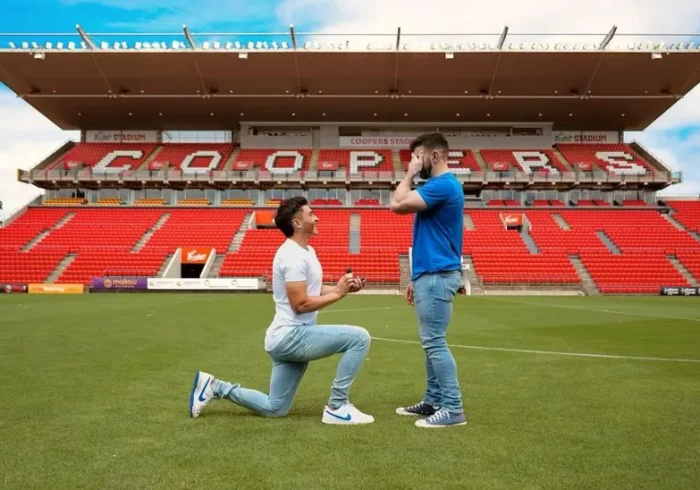 El jugador australiano de fútbol Josh Cavallo le pide matrimonio a su novio en medio del estadio de su equipo