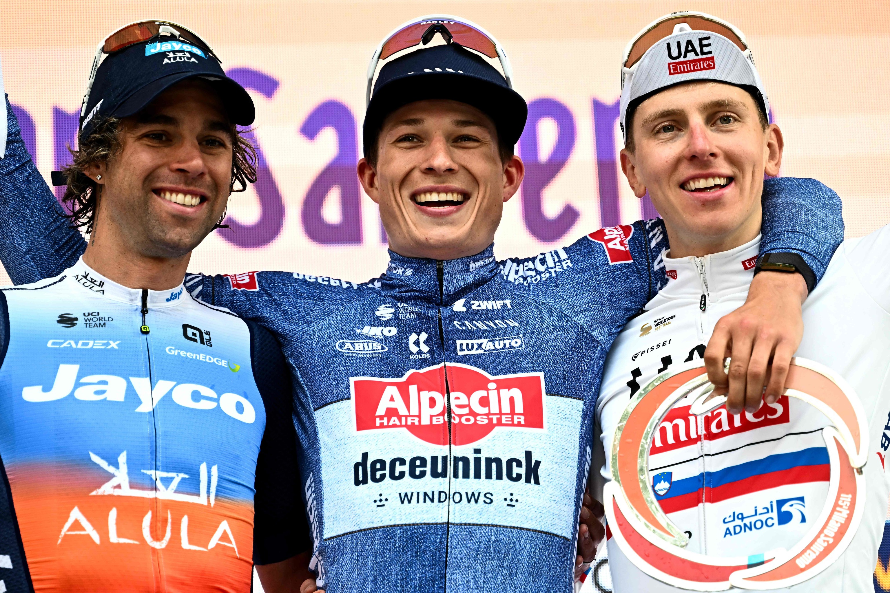 El podio final de la Milán-San Remo, con Philipsen en el centro.