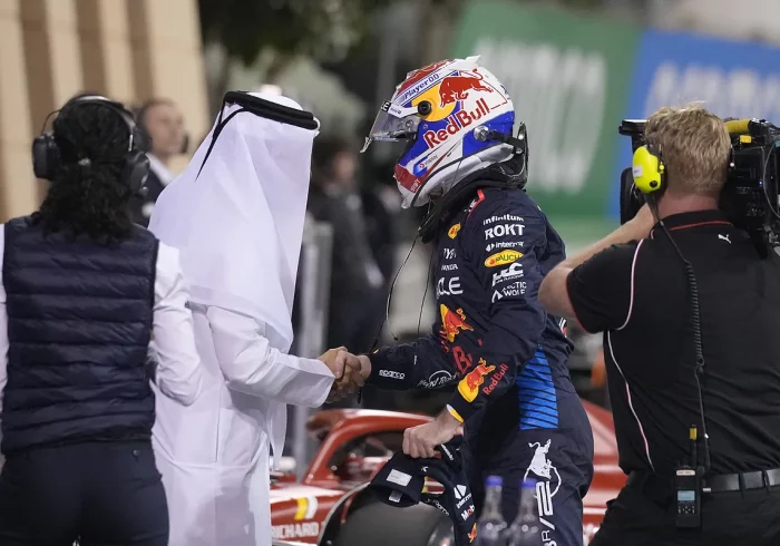 Verstappen borra la sonrisa de Sainz y Alonso en Sakhir con su 'pole' 33