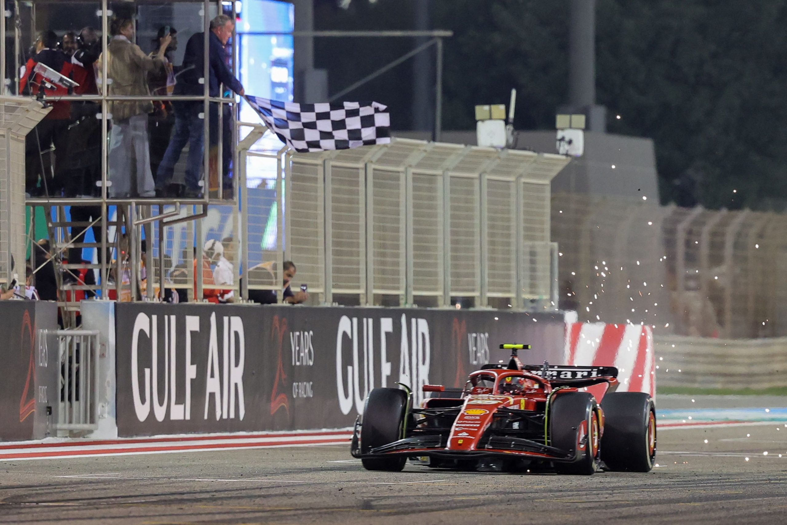 Verstappen siembra la desolación y Carlos Sainz vuela hacia el podio