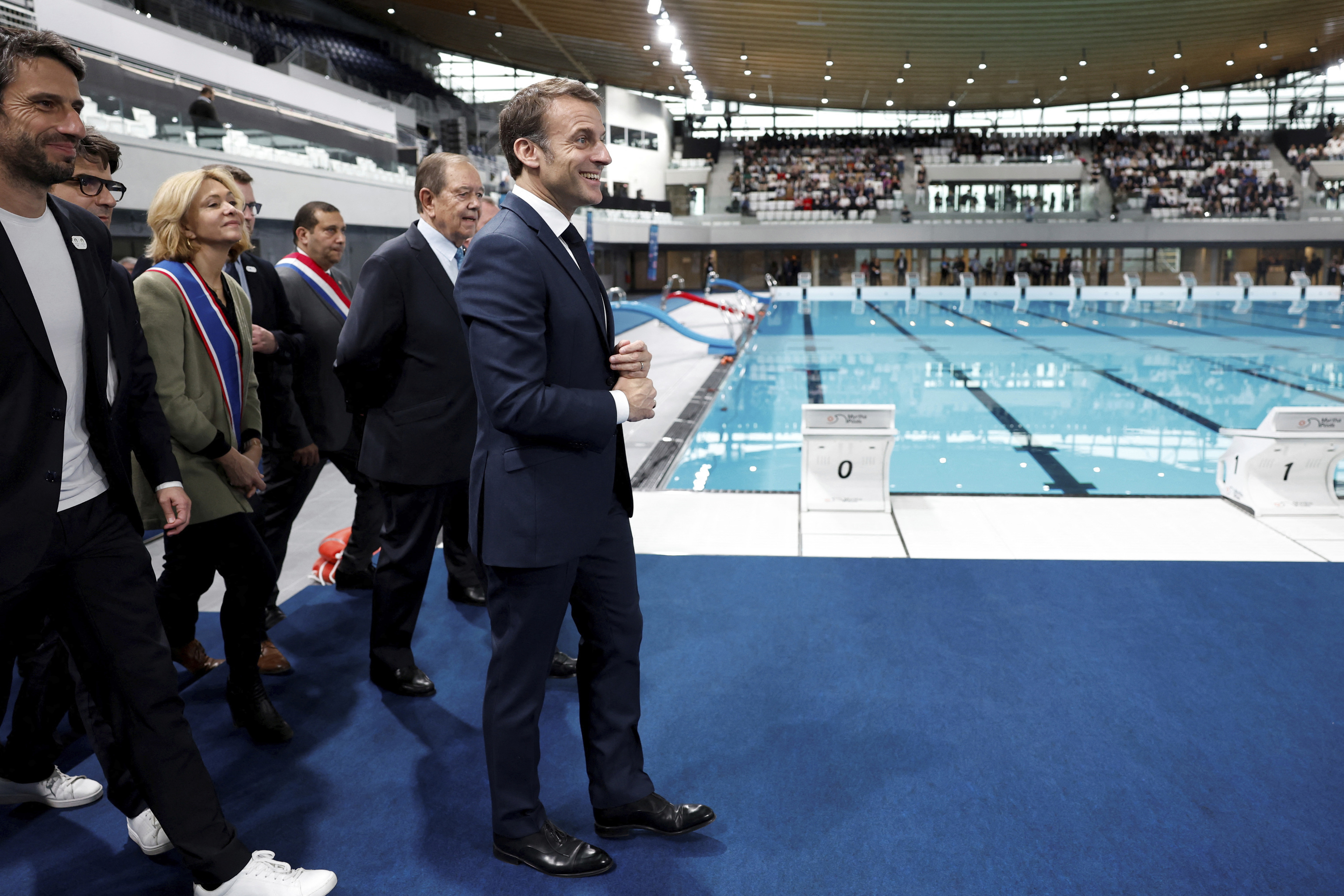 Macron, durante una visita a las piscinas olímpicas.
