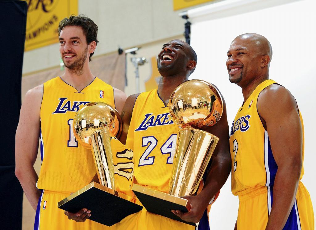 Gasol, Kobe y Derek Fisher, con los títulos de los Lakers.