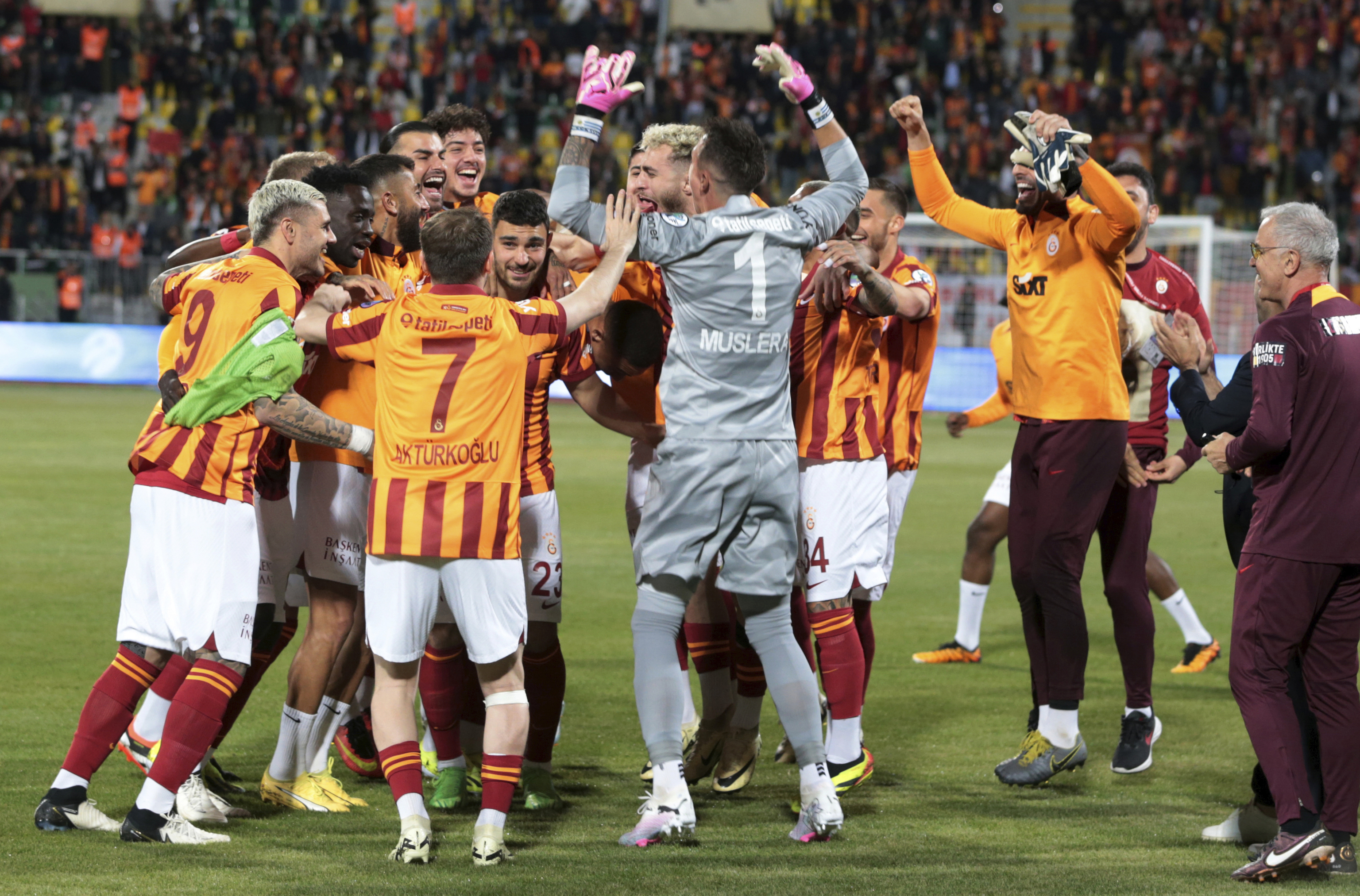 Los jugadores del Galatasaray celebran el título de la Supercopa.
