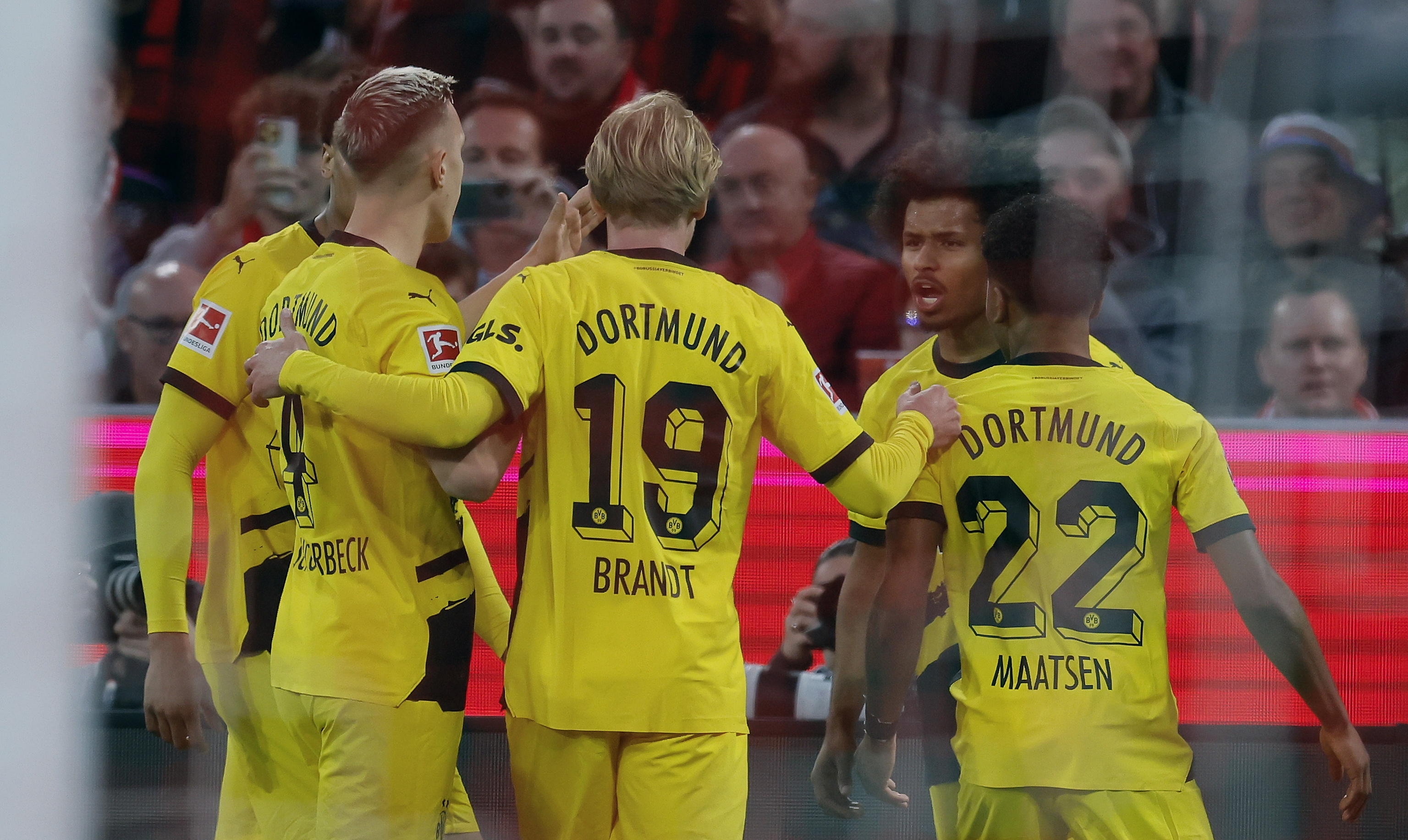 Brandt, celebra un tanto del Dortmund.