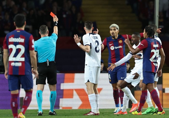 La autodestrucción de Xavi: el PSG elimina al Barça con una goleada