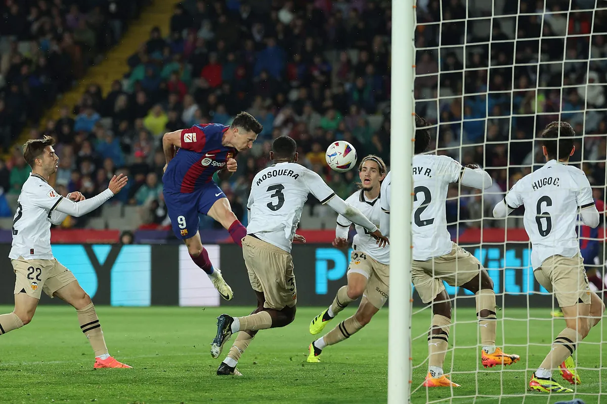 La cabeza de Lewandowski rescata la segunda plaza para el Barça ante un Valencia en inferioridad