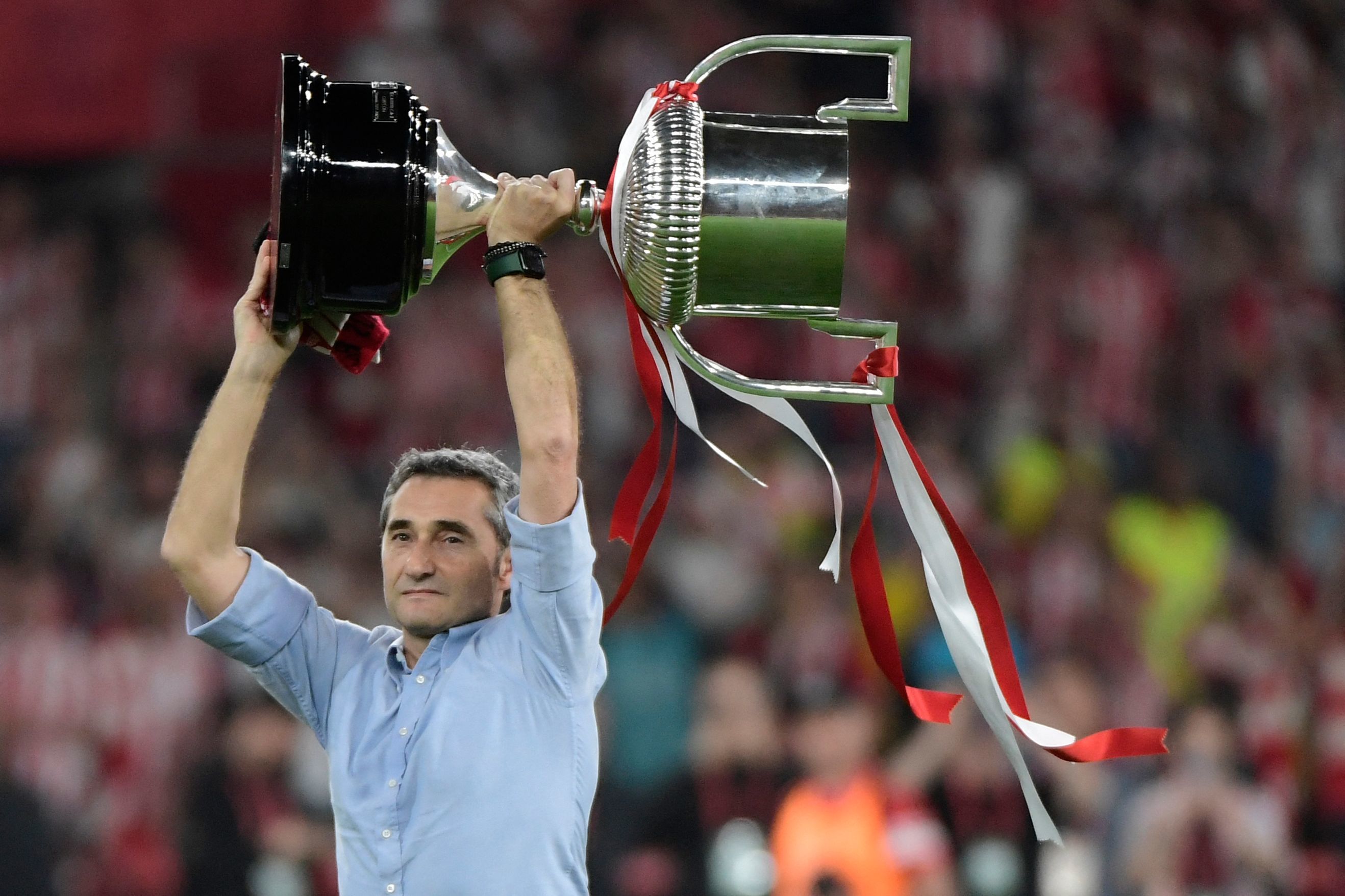 Valverde, con el trofeo.