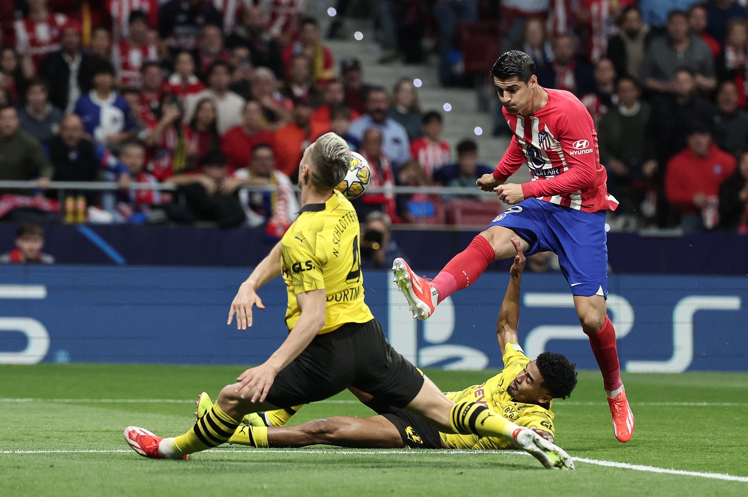La defensa del Dortmund tapona un disparo de Morata.