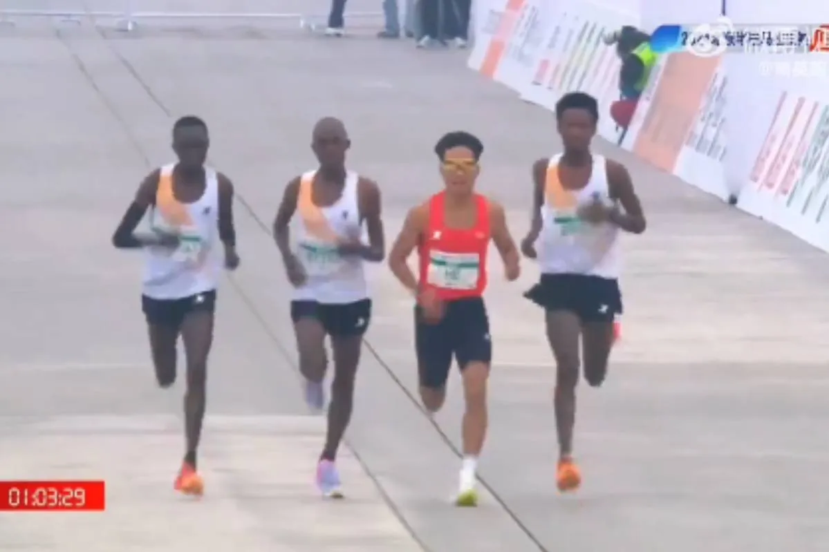 Pekín investigará su medio maratón tras viralizarse un vídeo en el que tres atletas africanos parecen dejar ganar al chino He Jie