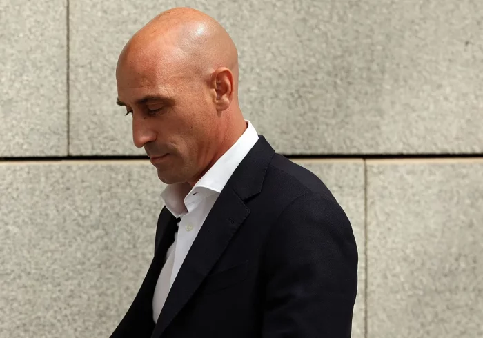 Rubiales adelanta su regreso desde la República Dominicana y ya está a Madrid