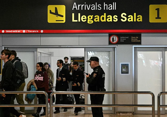 Tres horas siguiendo la sombra de Rubiales en Barajas: "Han entrado dos agentes al avión y lo han metido en el furgón"