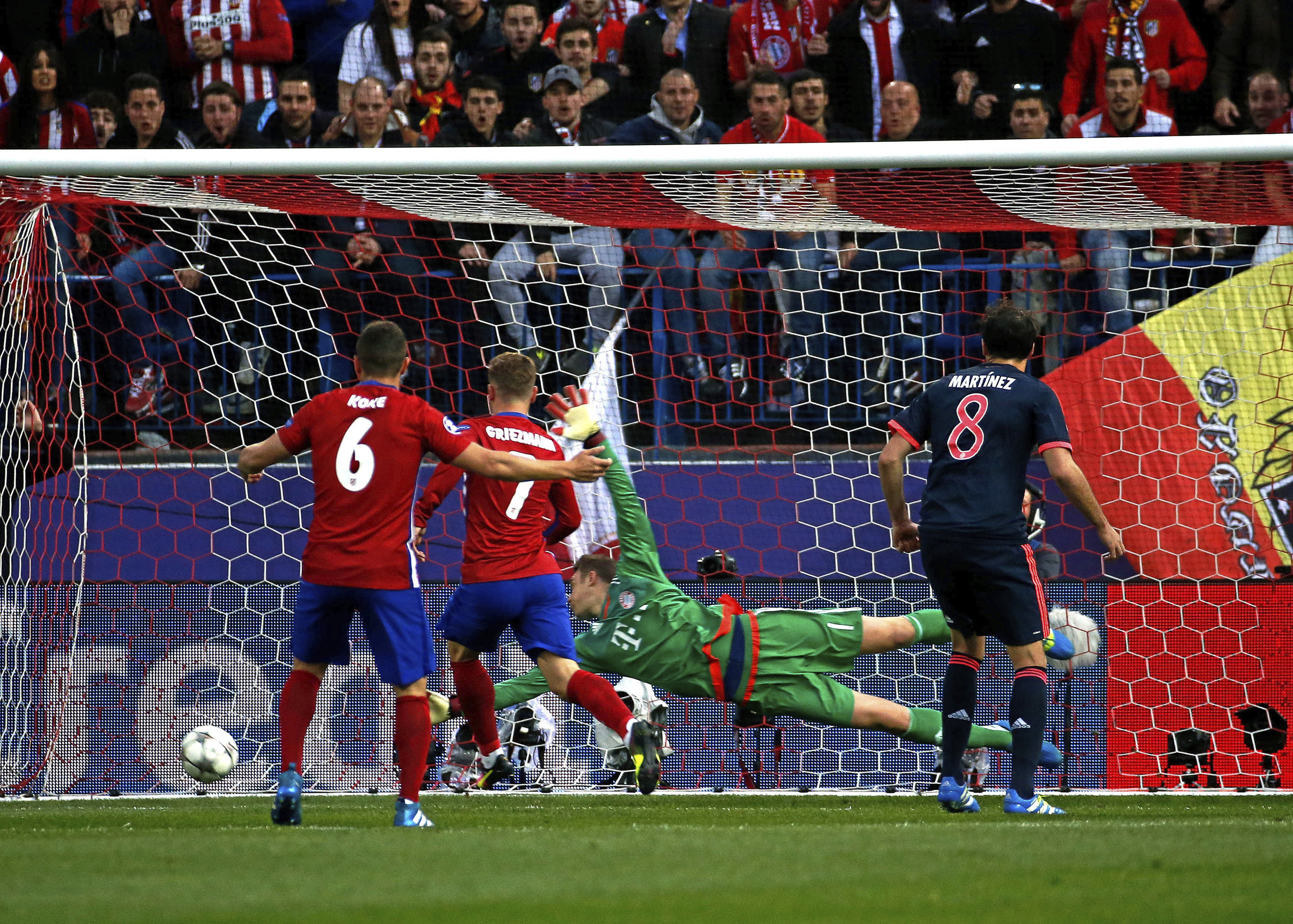 Saúl tras su gol al Bayern.